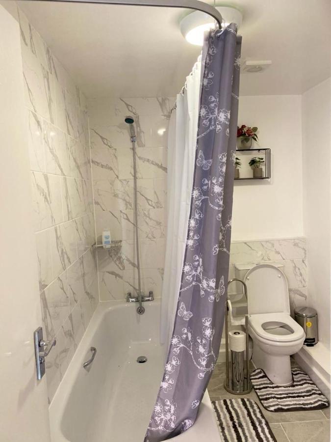 غيلينغهام Excellent And Amazing Apartment With Private Parking المظهر الخارجي الصورة