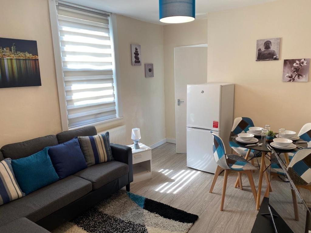 غيلينغهام Excellent And Amazing Apartment With Private Parking المظهر الخارجي الصورة